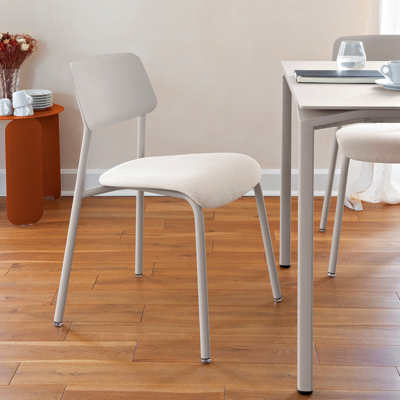 STUDIE FABRIC CHAIR